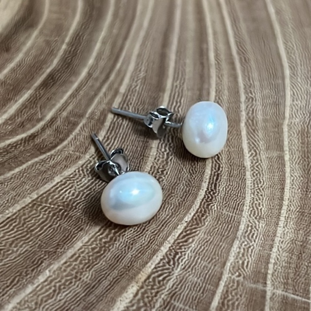 Cultured freshwater pearl sterling silver stud earrings (JA001)